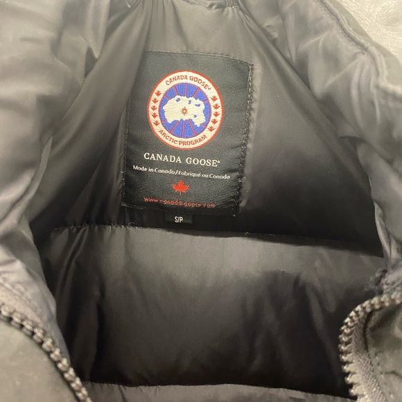 2020 Size Small Freestyle Canada Goose Puffer vest - Picture 3 of 4